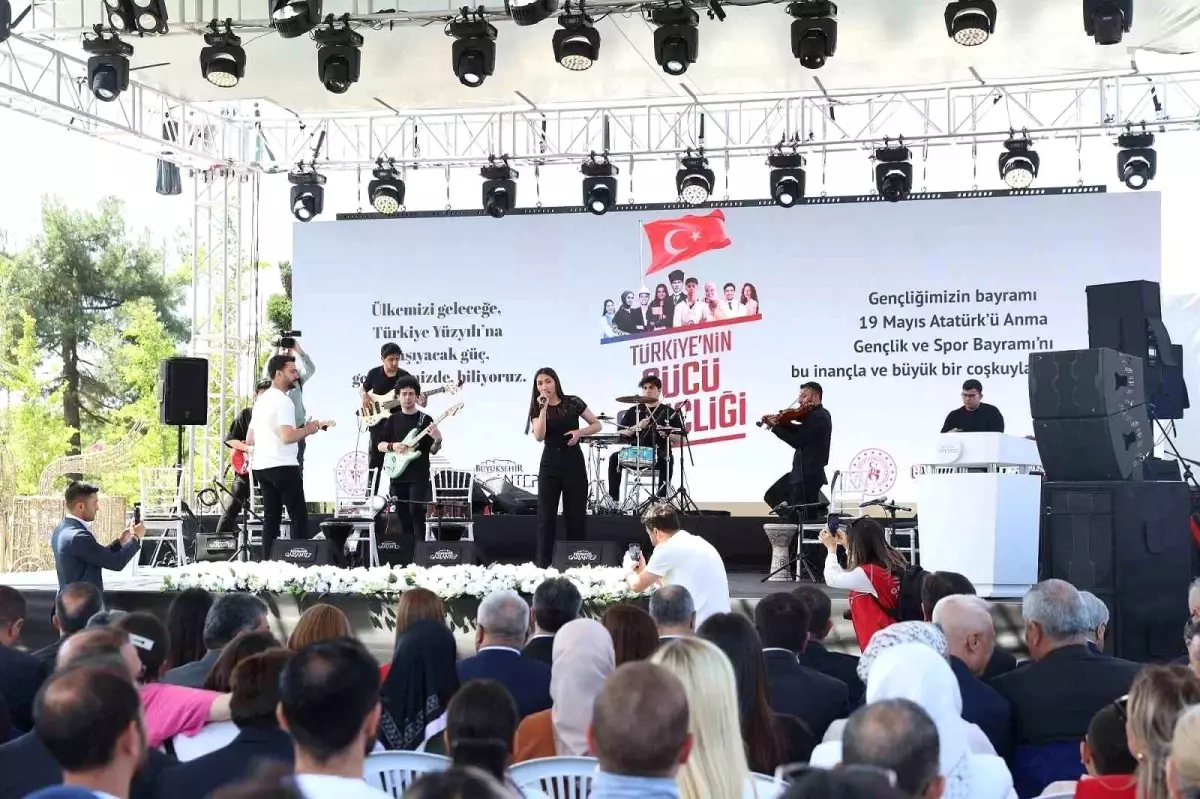 Gaziantep Büyükşehirin destekleriyle 200 öğretmenden Ata'ya zeybekli saygı duruşu