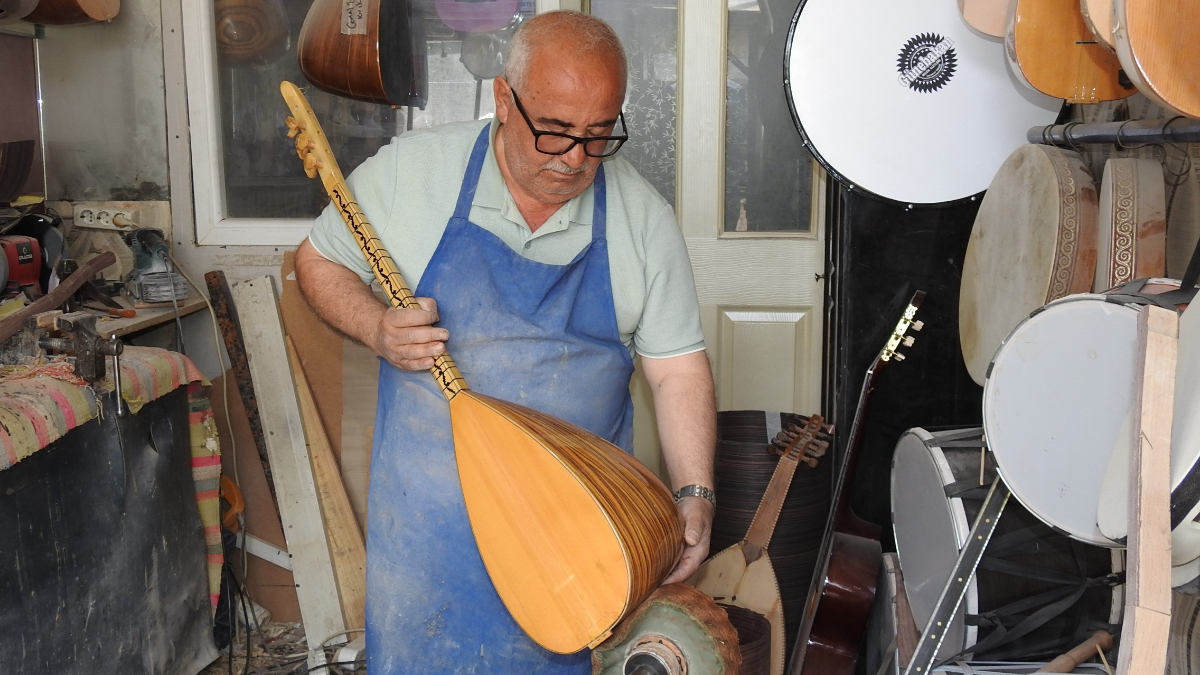 Gaziantep'de üretimini yaptığı bağlamaları hiç çalamadı