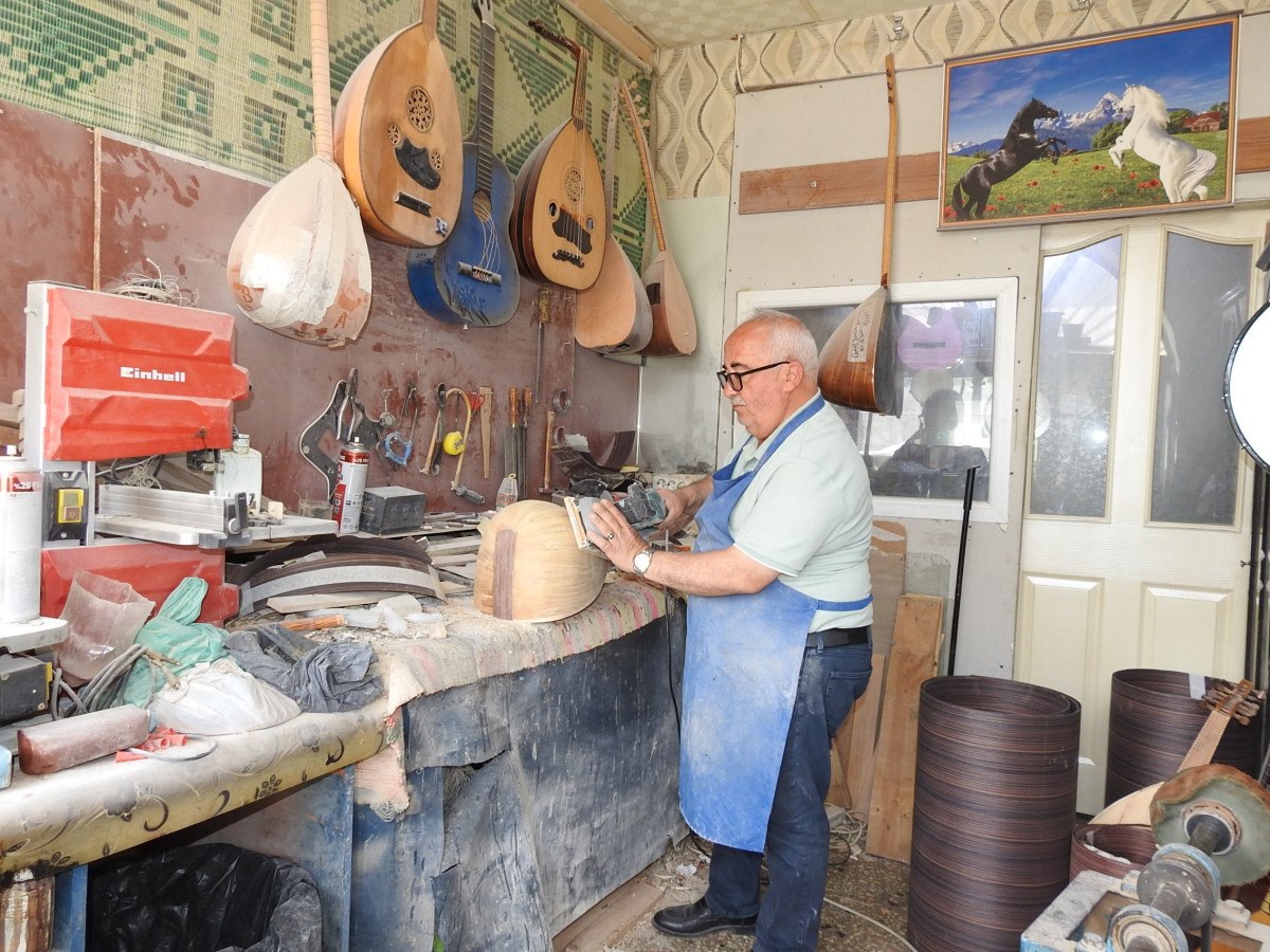 YOĞUNLUĞU YÜZÜNDEN BAĞLAMA ÇALMAYI ÖĞRENEMEDİ
