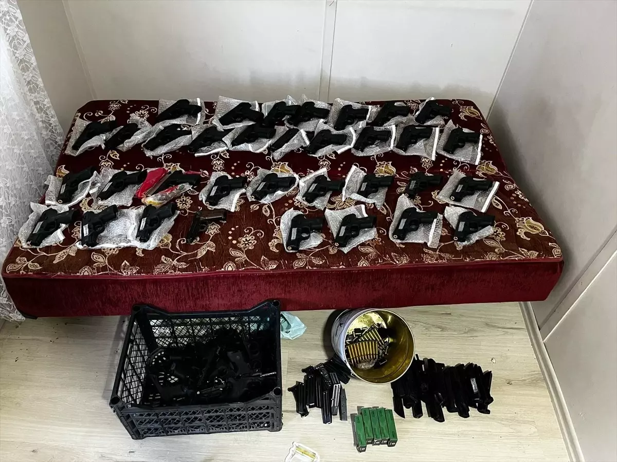 Gaziantep'te 1 el bombası ile 45 silah ele geçirildi