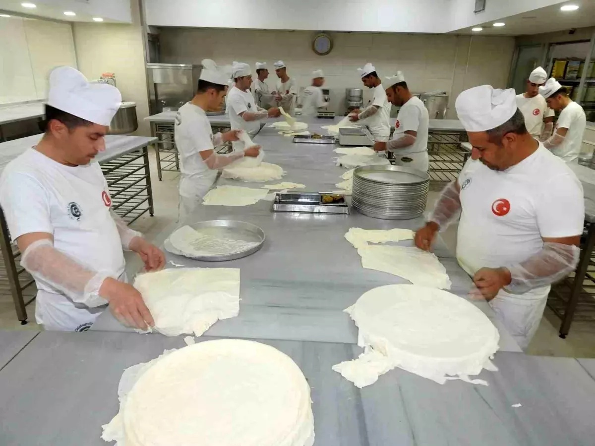 Gaziantep'te Baklava Ustaları Yoğun Mesaiye Başladı
