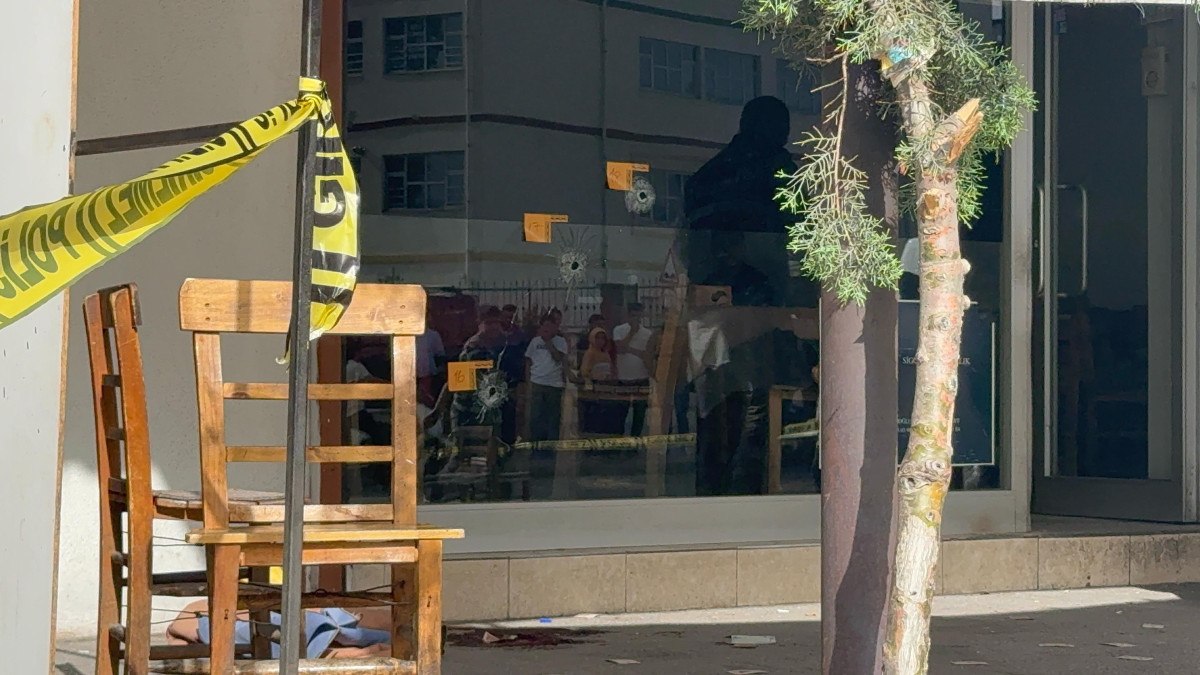 Gaziantep'te kıraathanenin önünde oturan gence silahlı saldırı