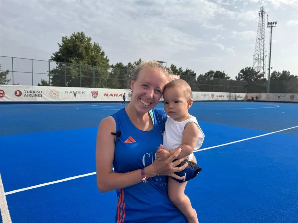 Kadın Hokeycisi Annelik ve Başarıyı Birleştiriyor