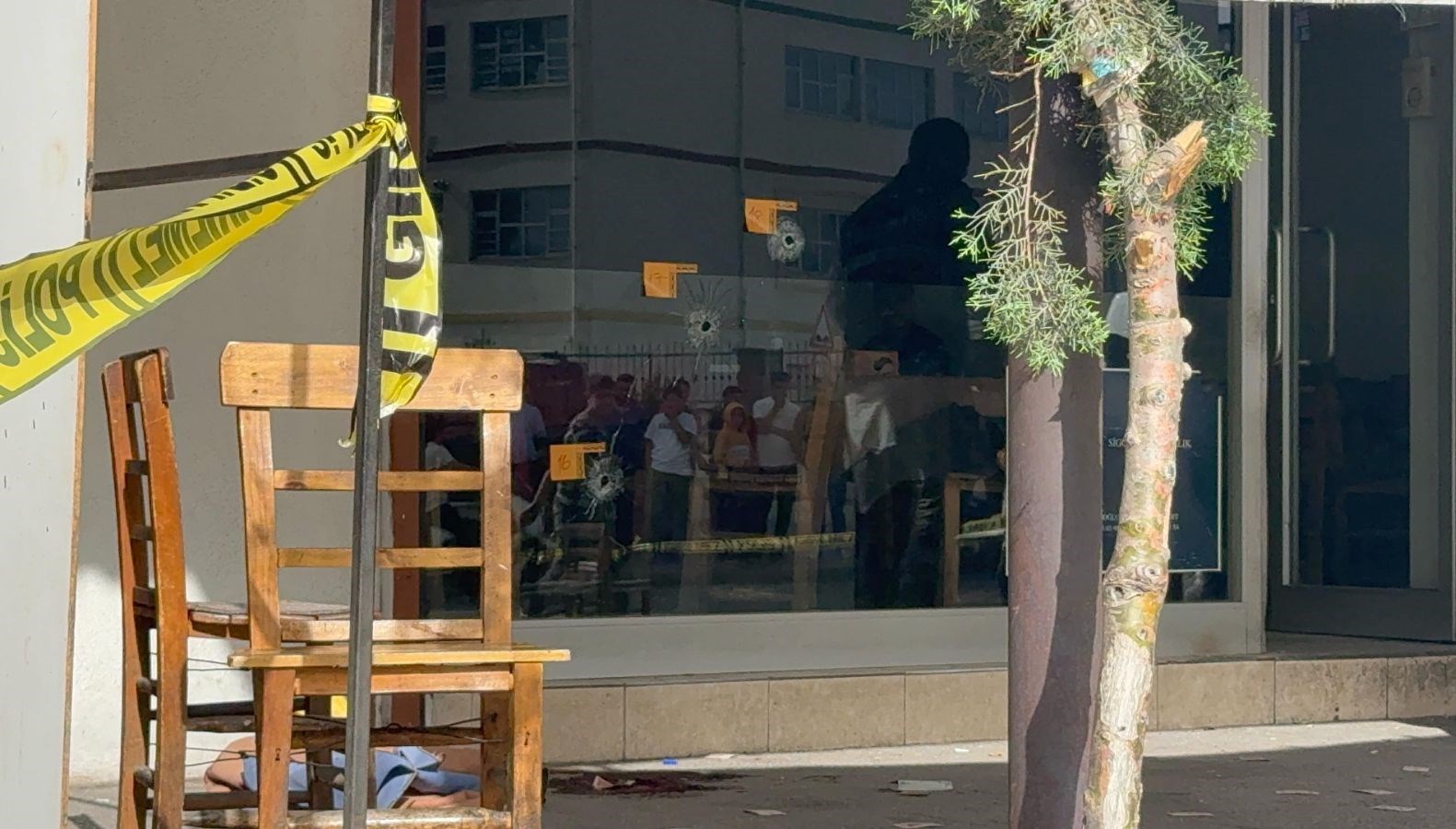 Kıraathanenin önünde kurşun yağmuru