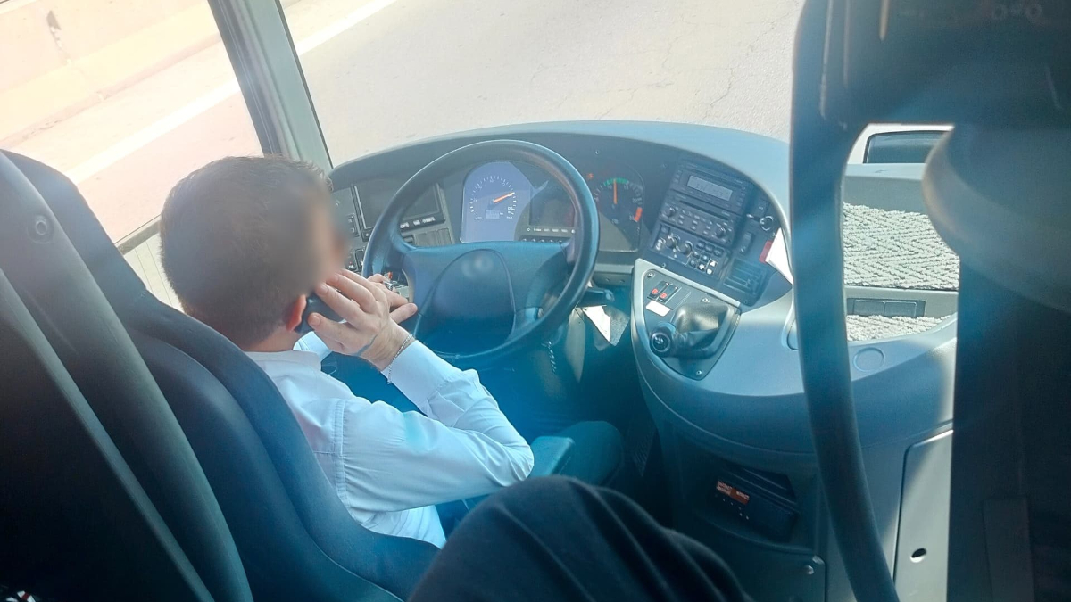 Mersin'de Direksiyon Başında Telefonla Konuşurken Polise Yakalandı