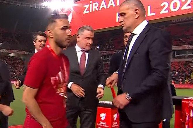 Seremonide Hacıosmanoğlu'na flaş tepki! Elini sıkmadı