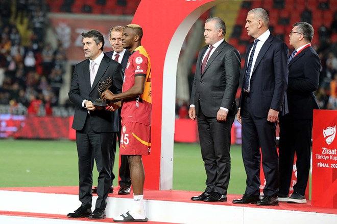 Seremonide Hacıosmanoğlu'na flaş tepki! Elini sıkmadı