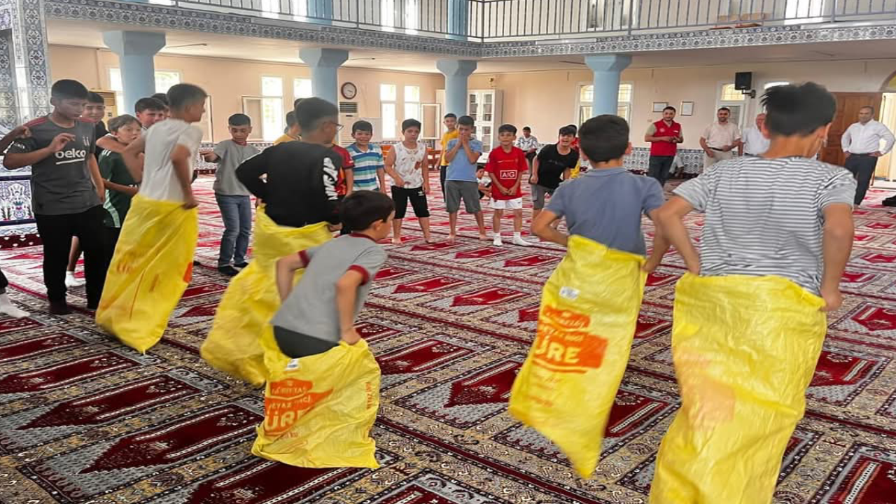 Skandallar devam ediyor: Camide şenlik yaptılar