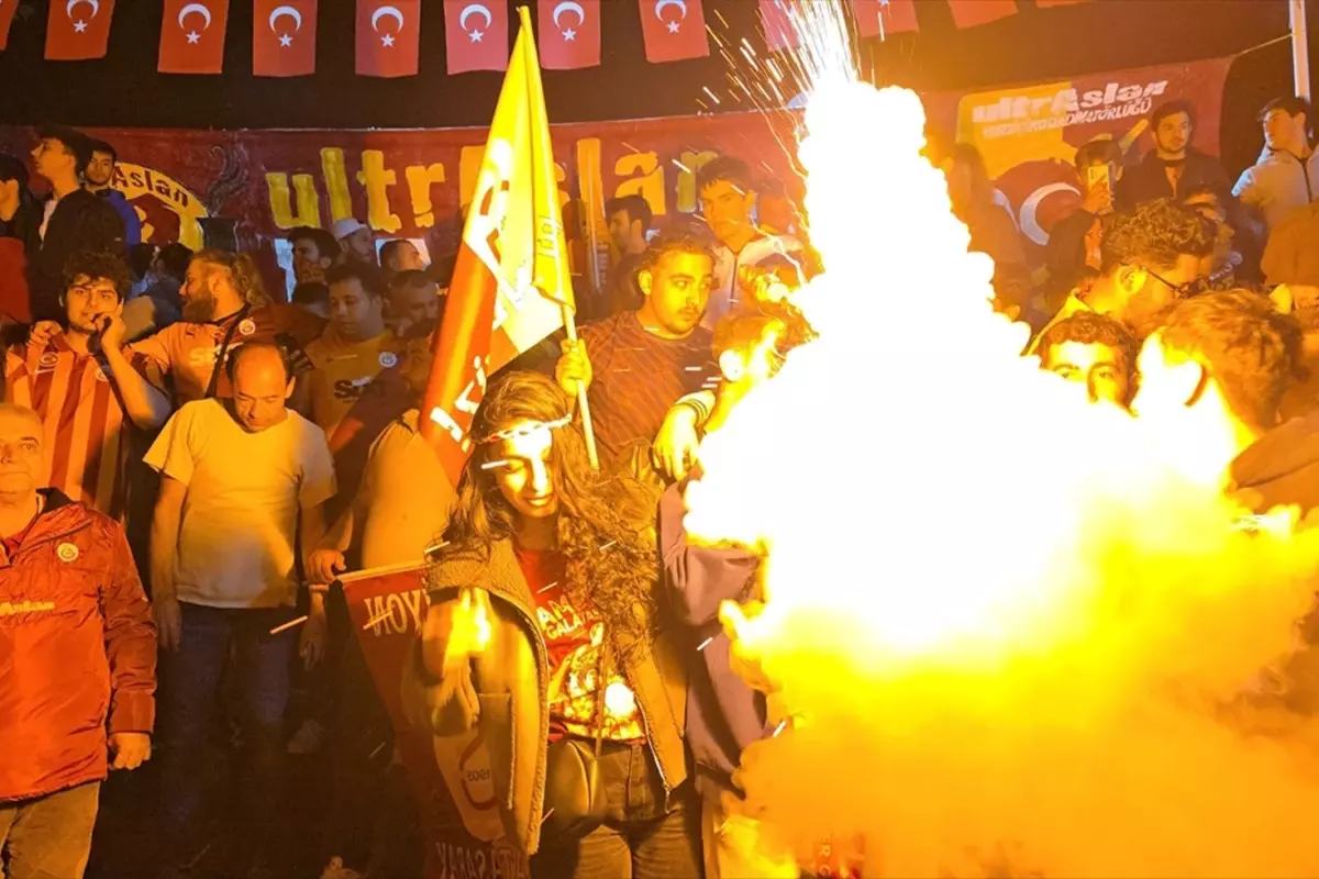 Taraftarlar Sokaklardan Taştı! Galatasaray'ın Şampiyonluk Kutlamaları