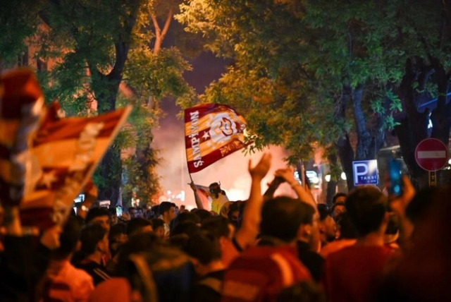 TARAFTARLAR SOKAKLARDAN TAŞTI