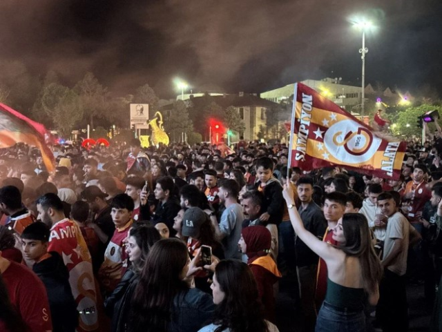 Taraftarlar Sokaklardan Taştı! Galatasaray'ın Şampiyonluk Kutlamaları
