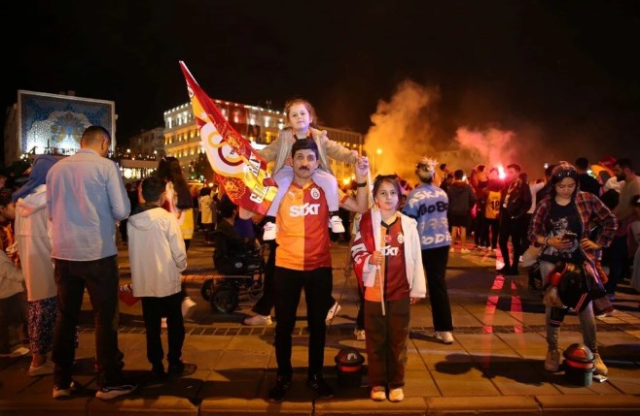 Taraftarlar Sokaklardan Taştı! Galatasaray'ın Şampiyonluk Kutlamaları