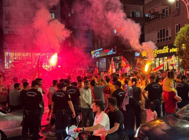 Taraftarlar Sokaklardan Taştı! Galatasaray'ın Şampiyonluk Kutlamaları