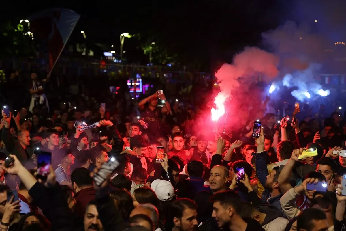 Trabzonspor taraftarları, Ziraat Türkiye Kupası finalini dev ekrandan takip etti