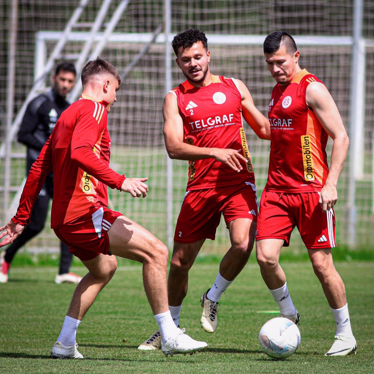 Yapay Zeka, Süper Lig'de Küme Düşecek Son 2 Takımı Açıklıyor