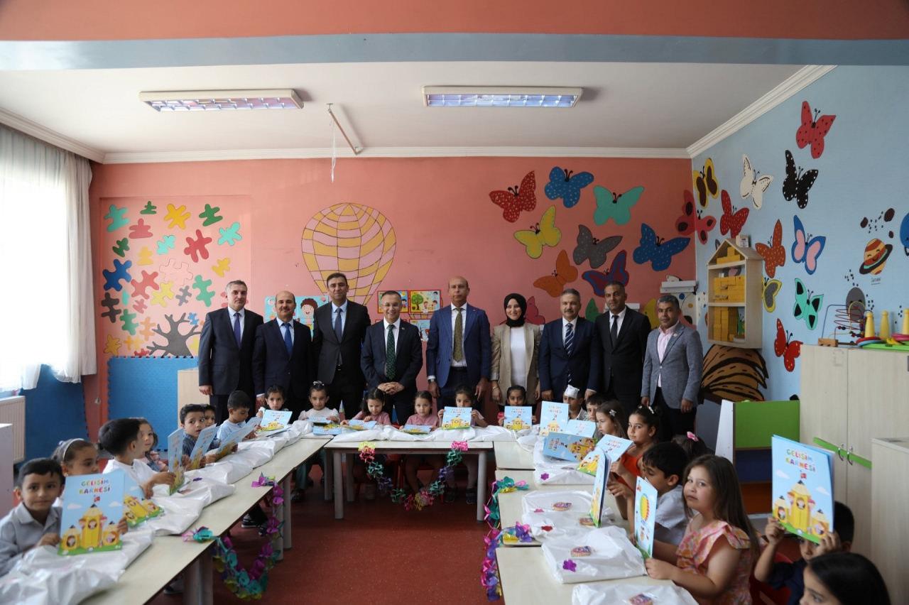 ŞAHİN: “900 BİN ÖĞRENCİMİZE KARNE HEDİYESİ OLARAK TEMAPARK’A ÜCRETSİZ GİRİŞ KARTI VERİYORUZ”