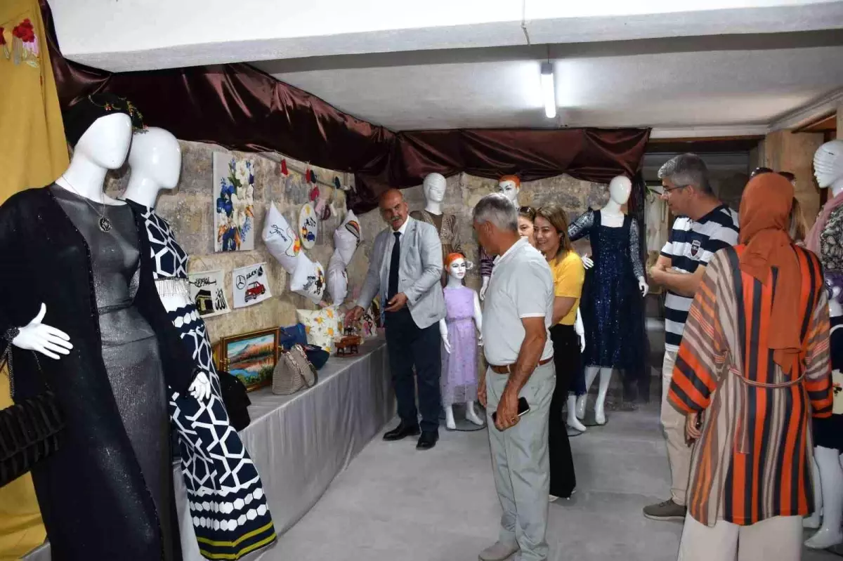 Bostancı Mektebi Kültür Merkezi'nde Kadınların Eserleri Sergilendi