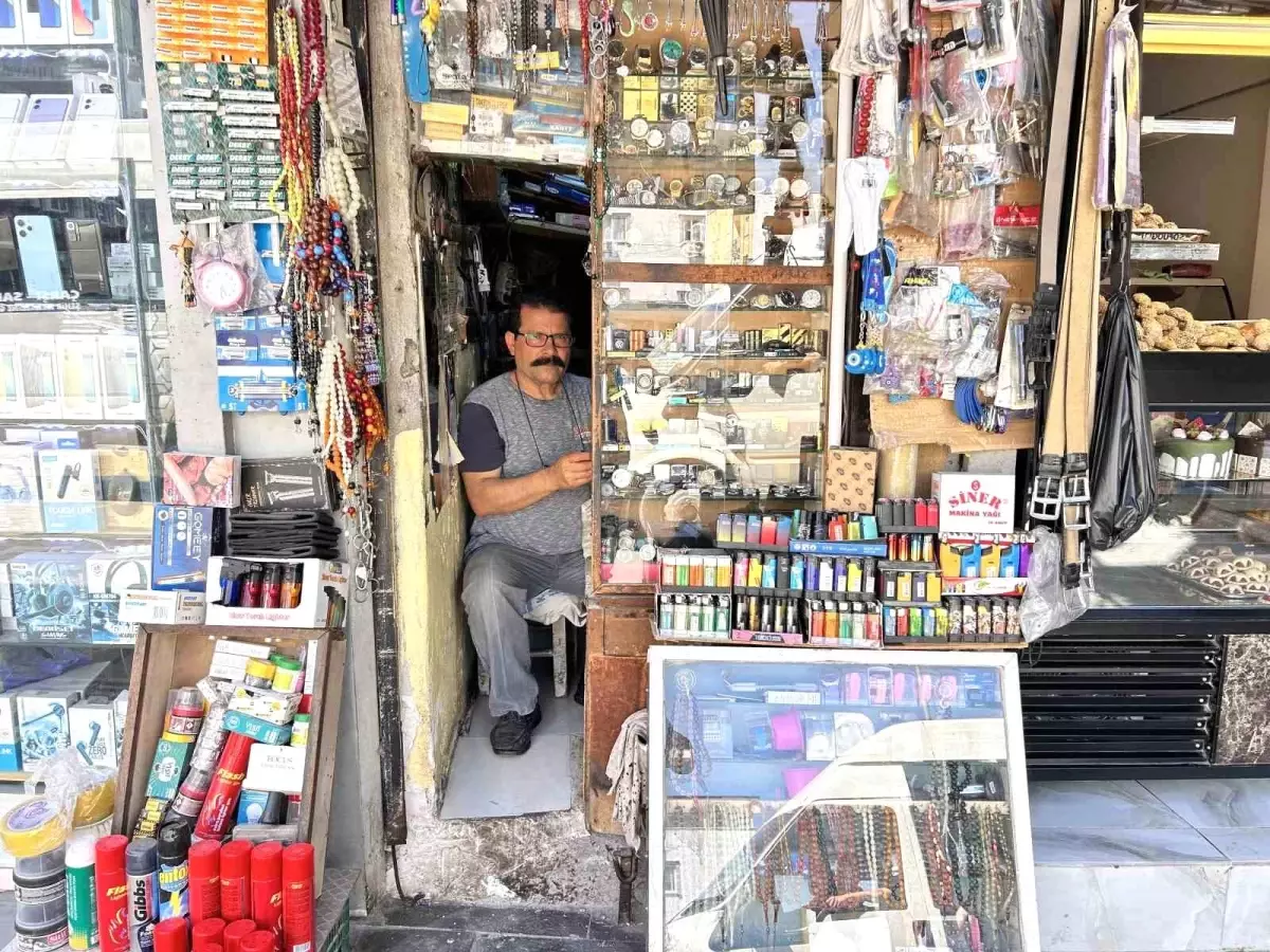 Çakmak doktoru' baba, 2 metrekarelik dükkanda 3 evladını okutup meslek sahibi yaptı