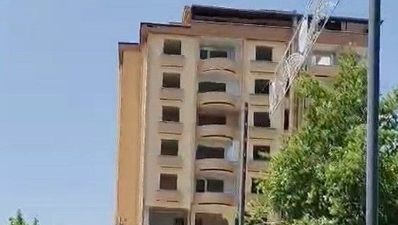 Gaziantep'te ağır hasarlı bina kontrollü şekilde yıkıldı