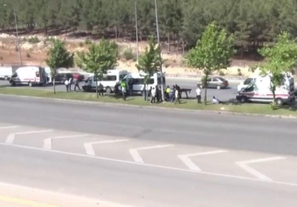 Gaziantep'te can pazarı! Yaya çarpan servise arkadan gelen servis çarptı: Yaralılar var