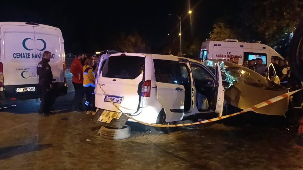 Gaziantep’te iki araç kafa kafaya çarpıştı: 5 ölü, 2 yaralı