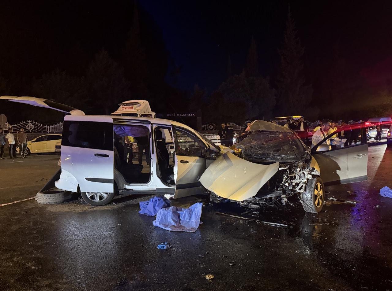 Gaziantep’te iki araç kafa kafaya çarpıştı: 5 ölü, 2 yaralı