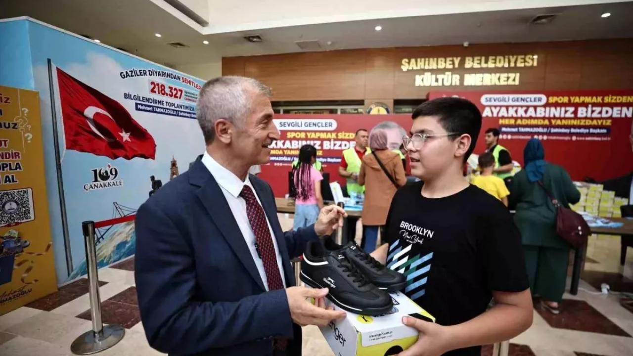 Gaziantep'te öğrencilere karne hediyesi olarak spor ayakkabı hediye edildi