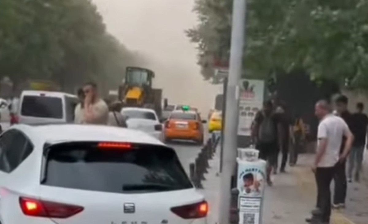 Gaziantep'te şiddetli fırtına: Ağaçlar devrildi, araçlar zarar gördü