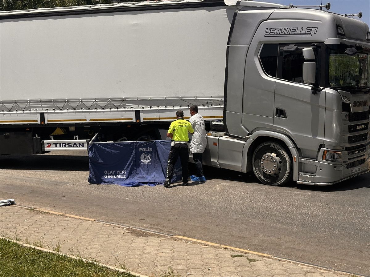 Gaziantep'te tır motosiklete çarptı: 2 ölü