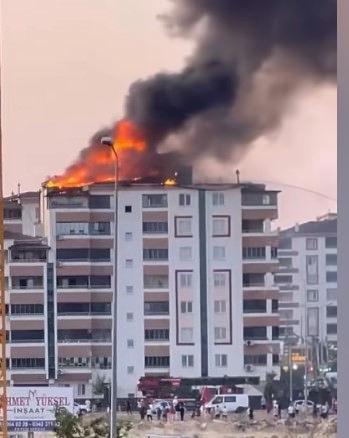 Gaziantep'te Yedi Katlı Binanın Çatısı Alev Alev Yandı