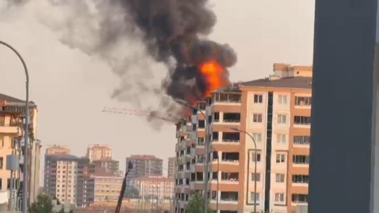 ÇATIYI ALEV TOPUNA ÇEVİREN YANGINI İTFAİYE SÖNDÜRDÜ