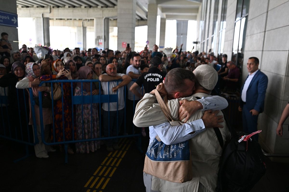Kutsal topraklardan yurda dönen ilk hacı kafilesi Gaziantep'te