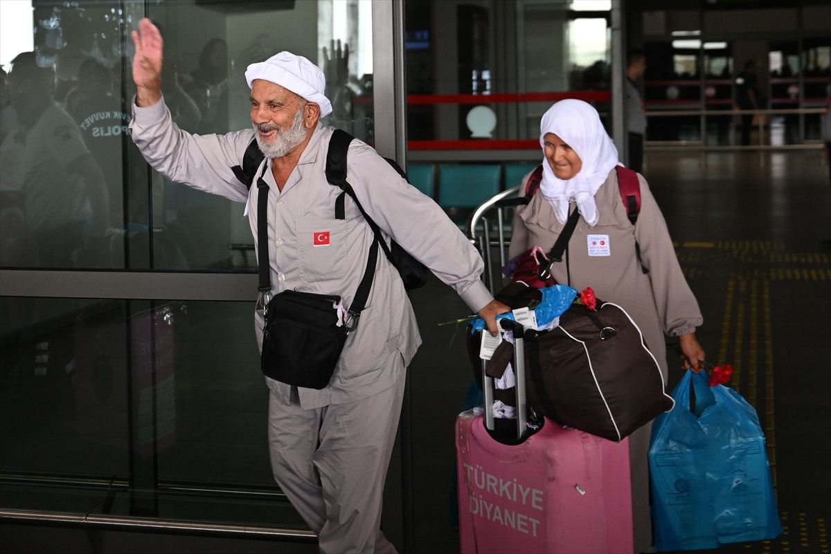 Kutsal topraklardan yurda dönen ilk hacı kafilesi Gaziantep'te