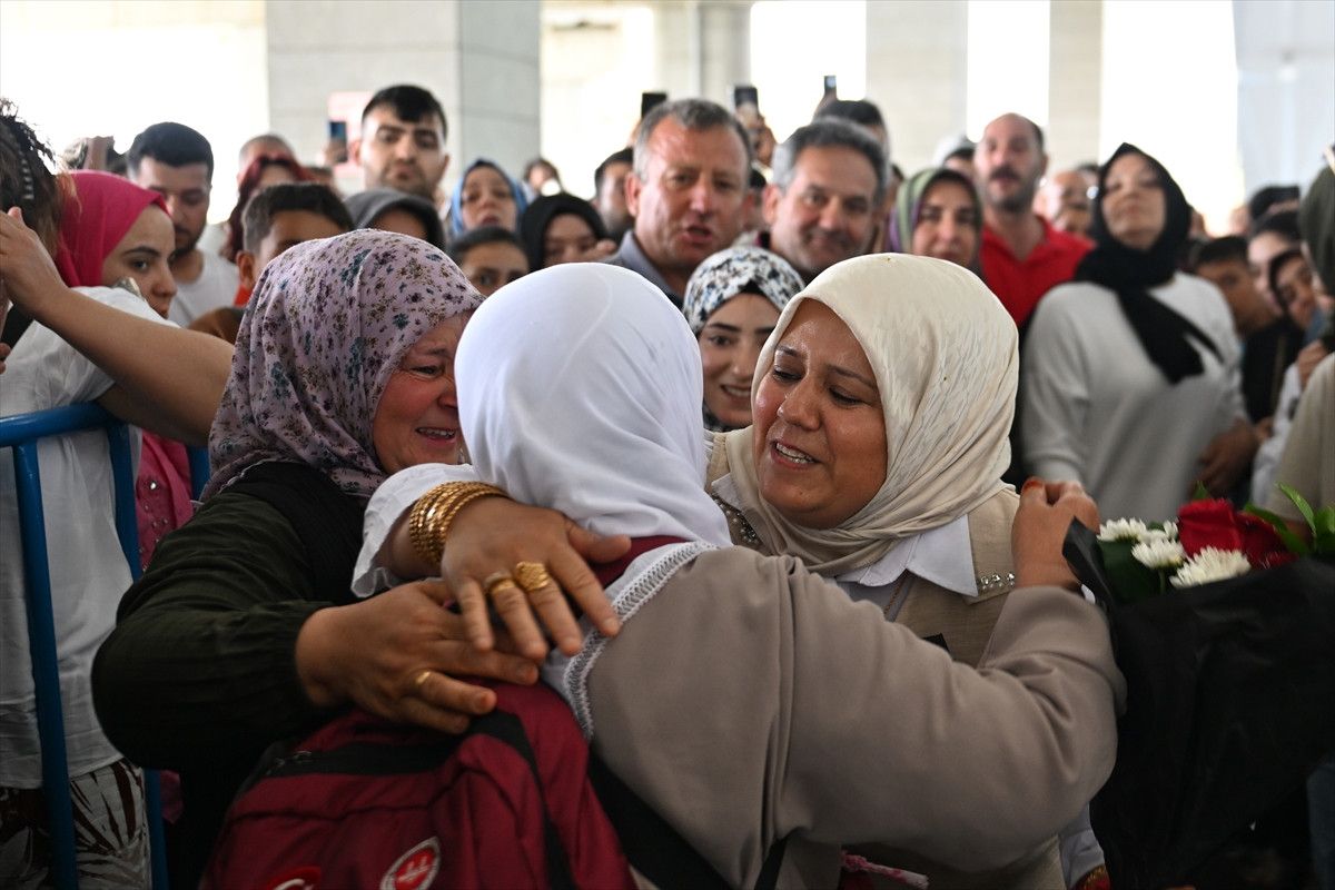 Kutsal topraklardan yurda dönen ilk hacı kafilesi Gaziantep'te
