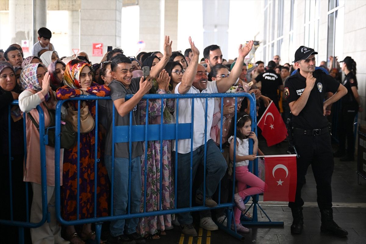 Kutsal topraklardan yurda dönen ilk hacı kafilesi Gaziantep'te