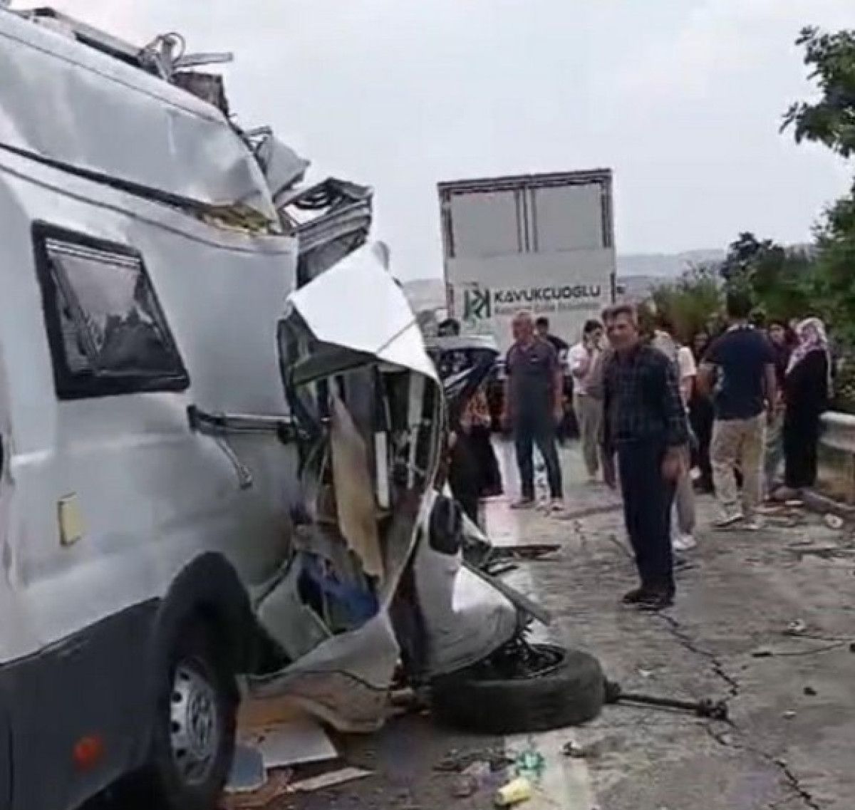 Mersin'de karavan minibüsle kamyonet çarpıştı: 1 ölü 1 yaralı