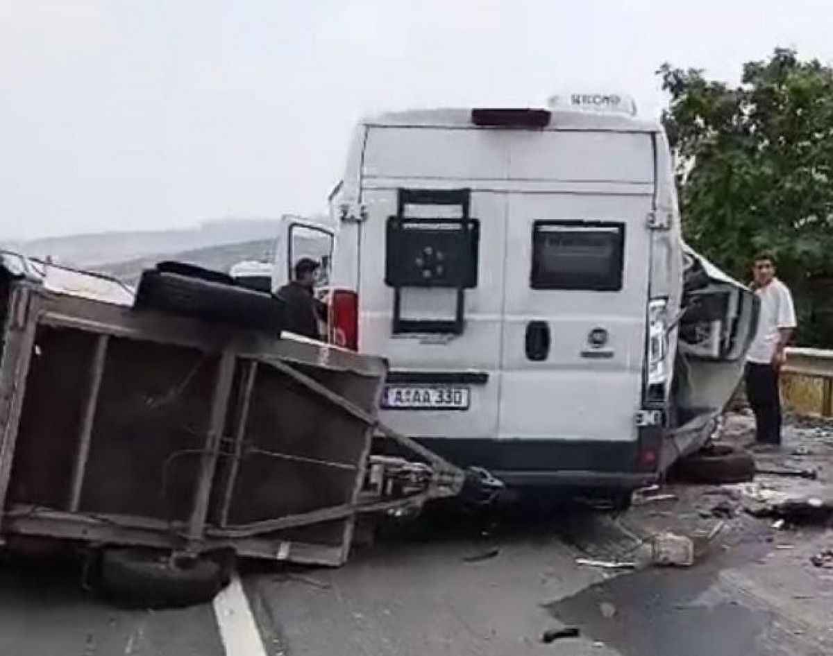 Mersin'de karavan minibüsle kamyonet çarpıştı: 1 ölü 1 yaralı