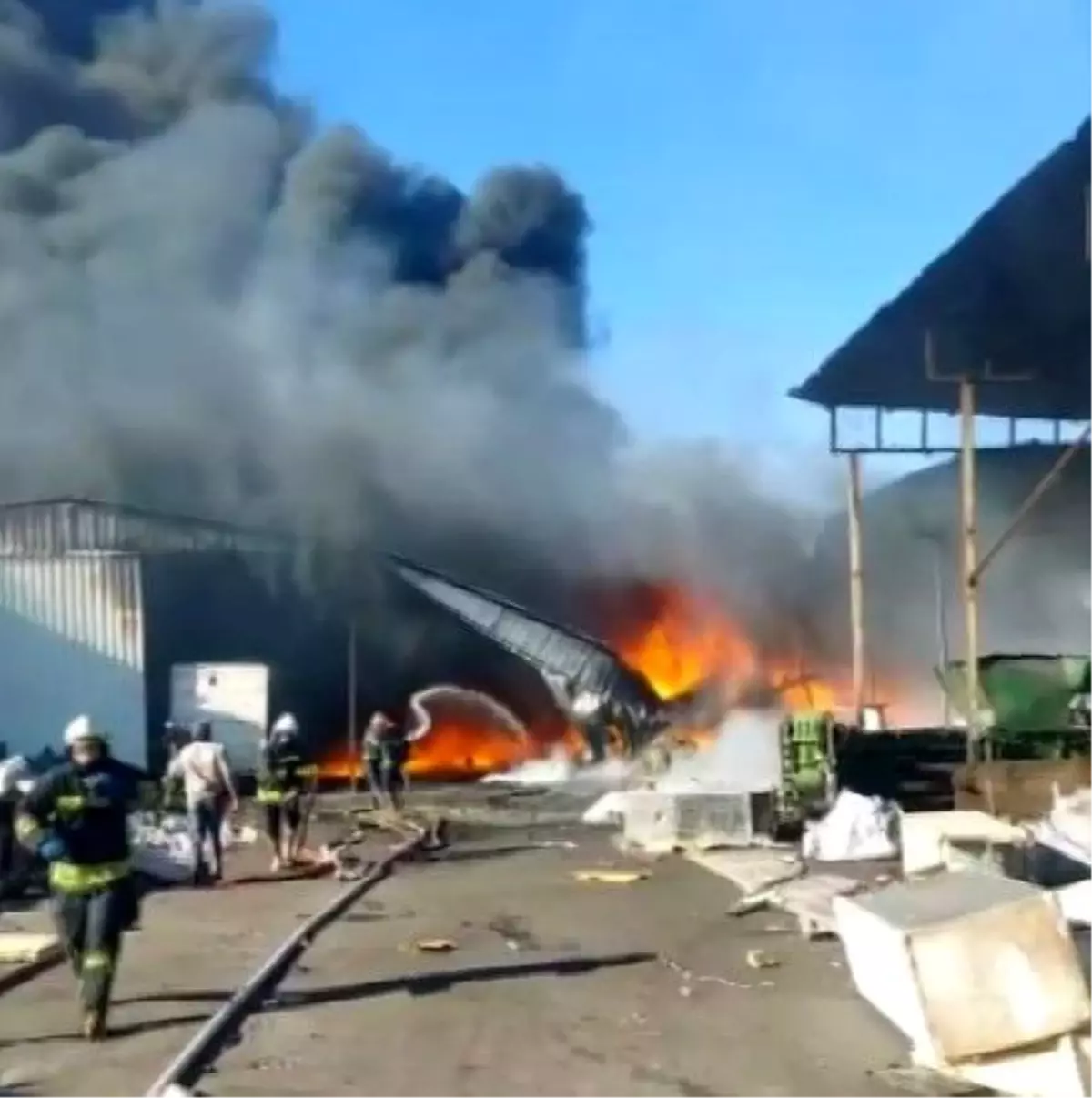 Nizip'te Geri Dönüşüm Tesisinde Yangın