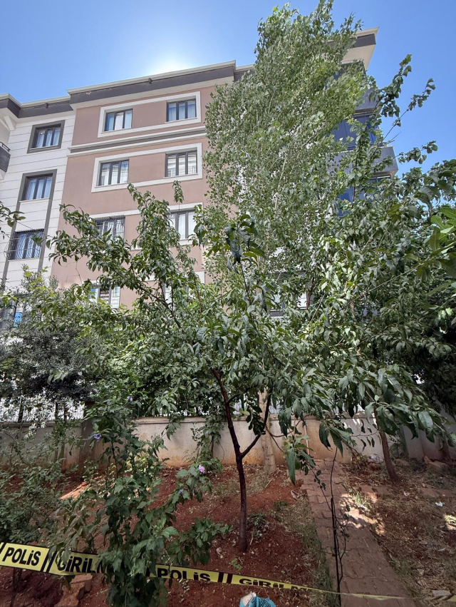 Pencereden Düşen 2 Aylık Hamile Kadın Hayatını Kaybetti