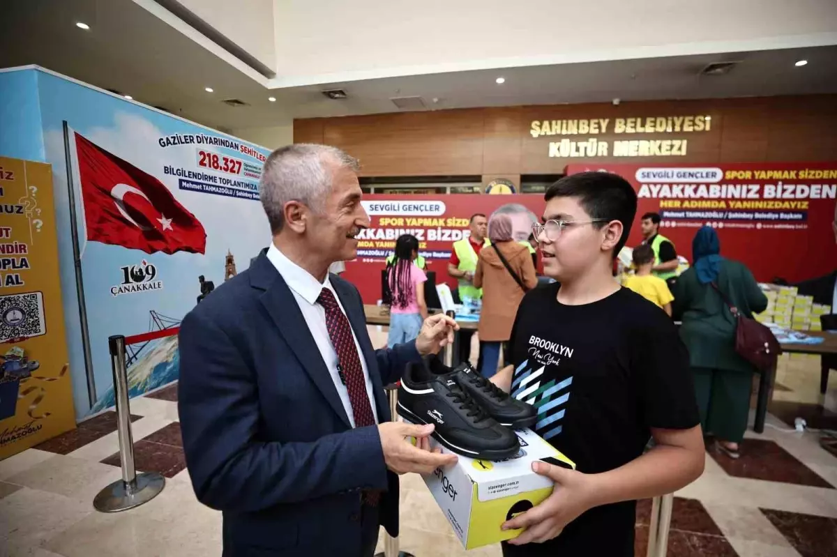 Şahinbey Belediyesi'nden öğrencilere 1 milyon 438 bin spor ayakkabısı hediye