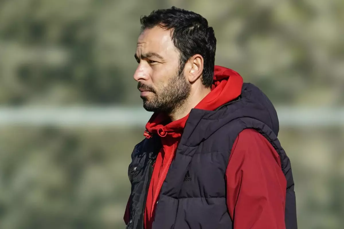 Selçuk İnan'ı göreve getiren Kocaelispor milli oyuncuya imza attırıyor