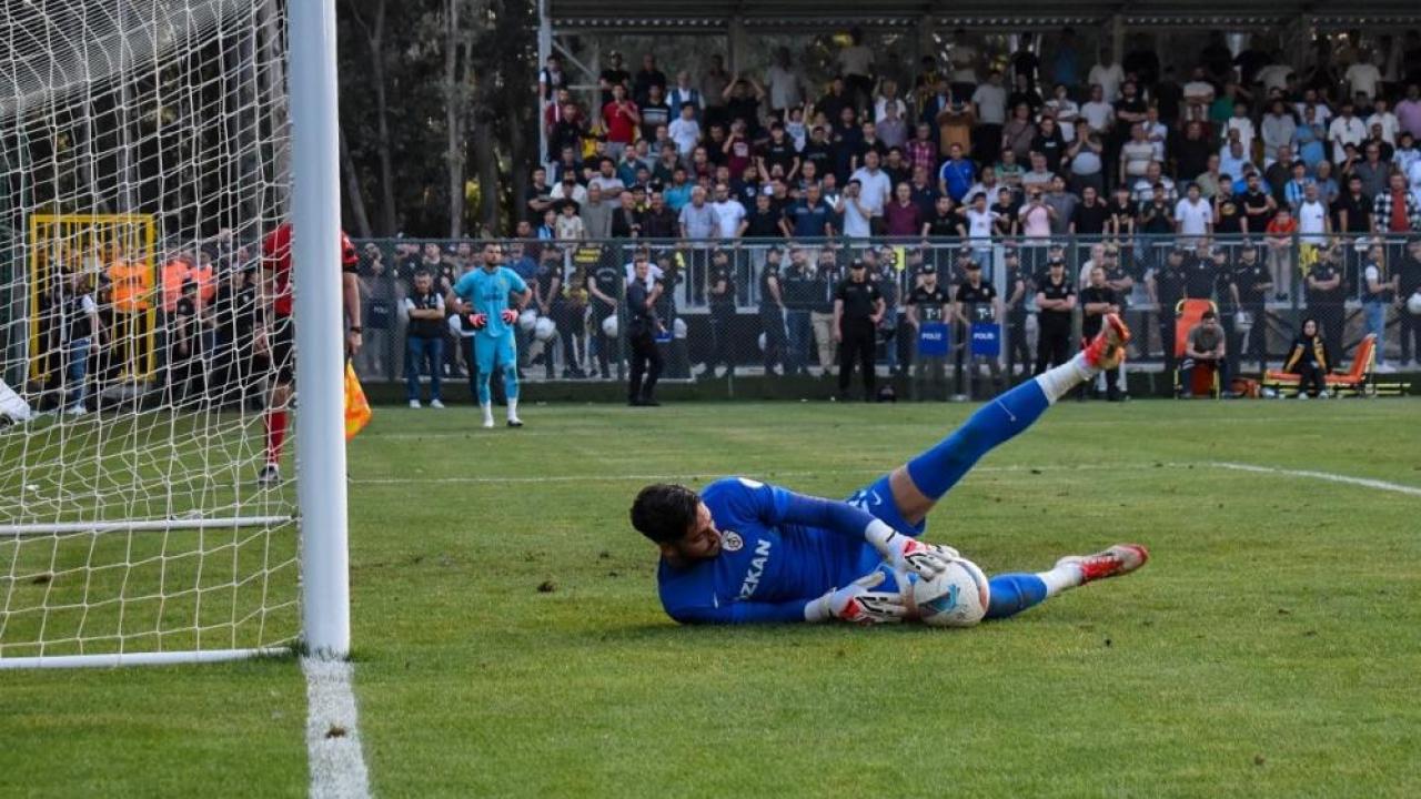 Süper Lig devine 2004'lü milli kaleci!