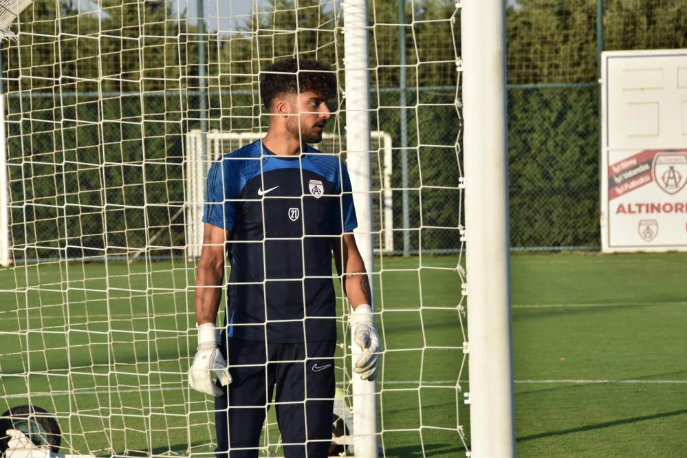 Süper Lig devine 2004'lü milli kaleci!