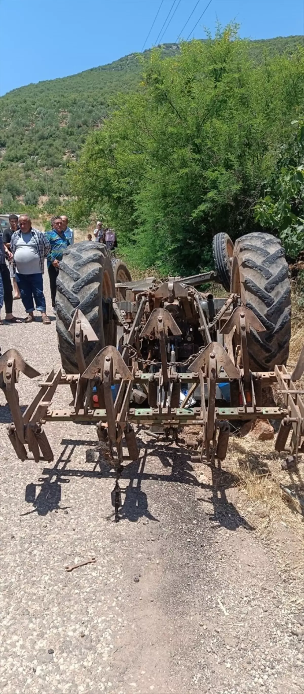 Traktör Devrildi: 1 Yaralı