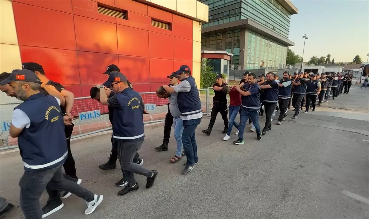 Gaziantep'te Kurşunlama Olaylarına Karışan 15 Zanlı Adliyeye Sevk Edildi