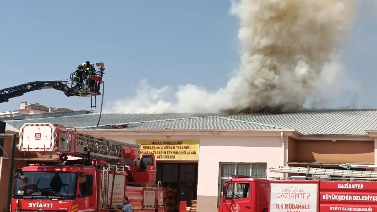 Gaziantep'te Meslek Lisesinde Yangın