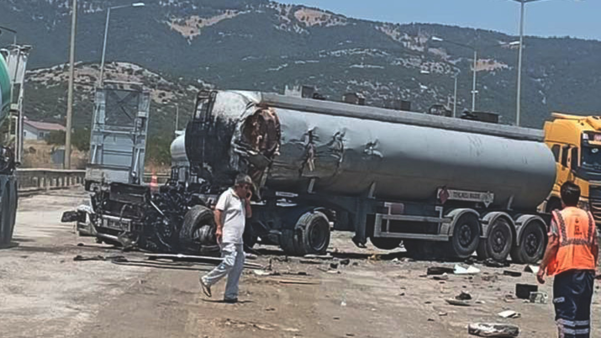 Gaziantep'te Tanker ve Çekici Çarpıştı: 2 Ölü