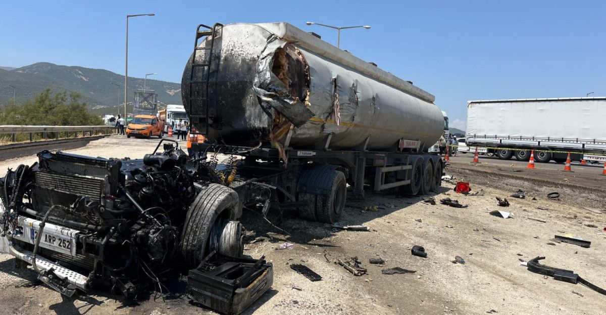 Gaziantep'te Tanker ve Çekici Çarpıştı: 2 Ölü