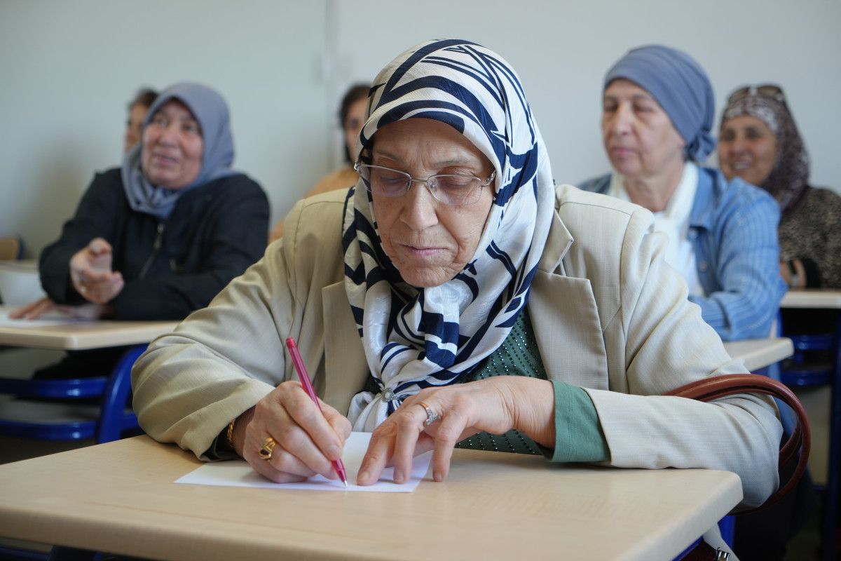 Gaziantep'teki Ninelerin Okuma Yazma Azmi Duygulandırıyor