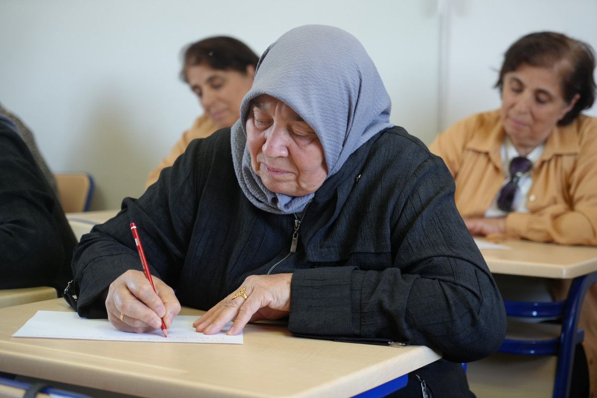 Gaziantep'teki Ninelerin Okuma Yazma Azmi Duygulandırıyor